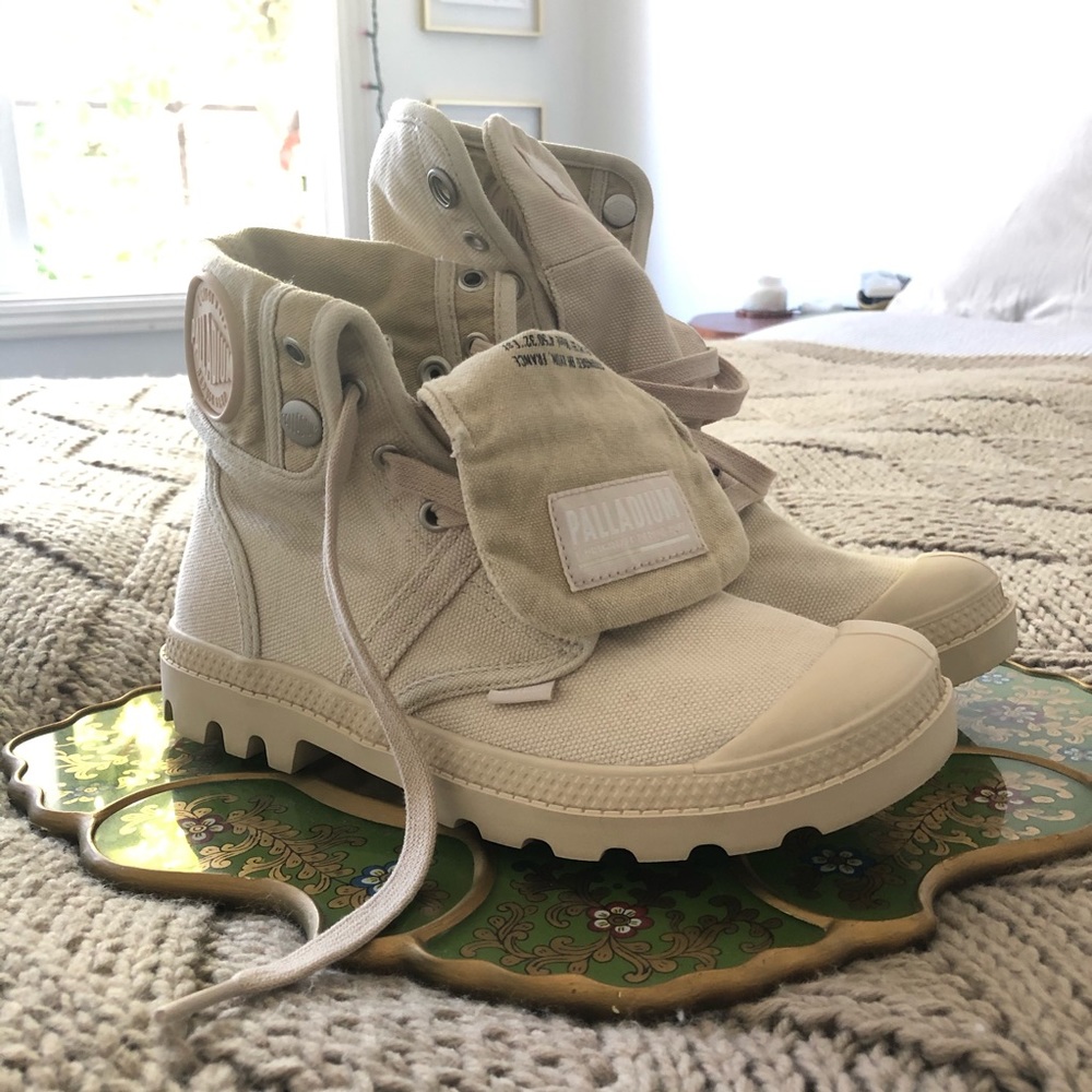 NWOT Palladium boots 🦖